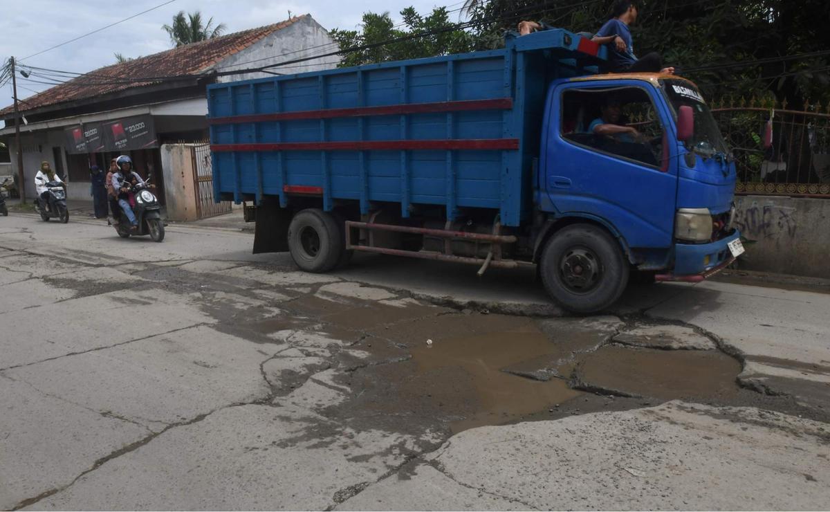 Kondisi Jalan Raya Tanjung Pasir Tangerang Rusak Parah Akibat Dilewati Truk-Truk Besar