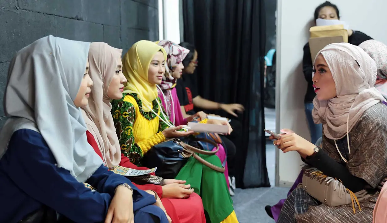 Berlokasi di pusat perbelanjaan Cihampelas Walk (Ciwalk), audisi Puteri Muslimah 2017 digelar di kota Bandung, dan para wanita remaja berhijab datang berbondonng-bondong mengikuti ajang kecantikan itu. (Deki Prayoga/Bintang.com)