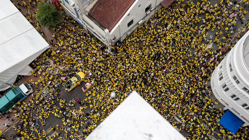 'Lautan Kuning' Pendemo Malaysia Tuntut PM Najib Mundur