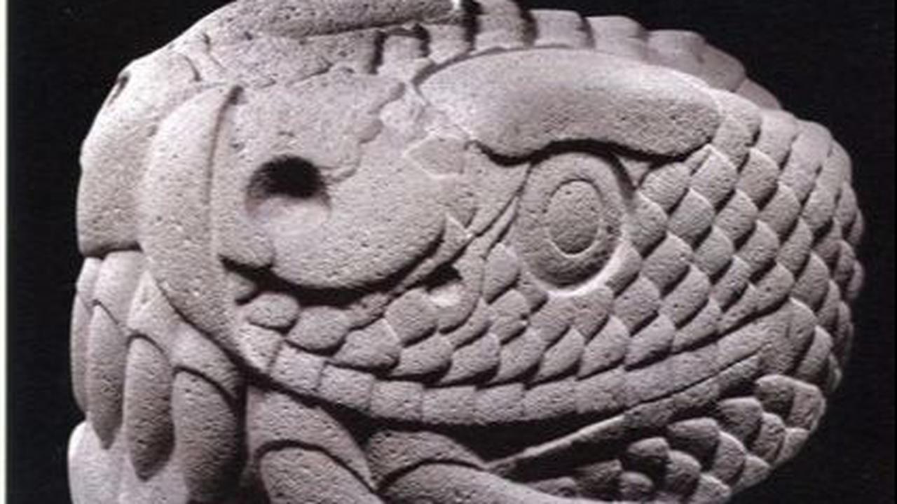 Para arkeolog dari Institut Antropologi dan Sejarah Nasional Meksiko (INAH), mengatakan bahwa patung kepala ular ini berukuran panjang 1,8 meter, tinggi 1 meter, dan lebar 86 cm.&nbsp;