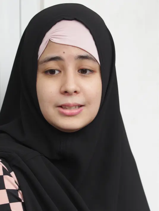 Beredar kabar bahwa Risty Tagor harus membiayai hidupnya seorang diri karena tidak mendapatkan nafkah dari Stuart. (Galih W. Satria/Bintang.com)