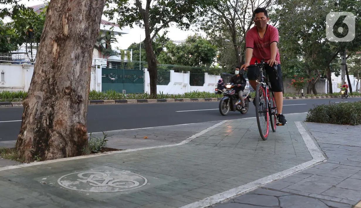 Warga berolahraga sepeda santai di trotoar yang dilengkapi jalur sepeda di kawasan Danau Sunter, Jakarta, Selasa (23/6/2020). Di masa pandemi COVID-19, berolahraga sepeda mulai digemari dan menjadi tren masyarakat beberapa kota besar di Indonesia. (Liputan6.com/Helmi Fithriansyah)