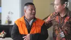 Bupati Mojokerto Mustofa Kamal Pasa dikawal petugas usai menjalani pemeriksaan perdana pasca penahanan kasus dugaan gratifikasi proyek pemasangan tower di Kabupaten Mojokerto di gedung KPK, Jakarta, Jumat (4/5). (Merdeka.com/Dwi Narwoko)