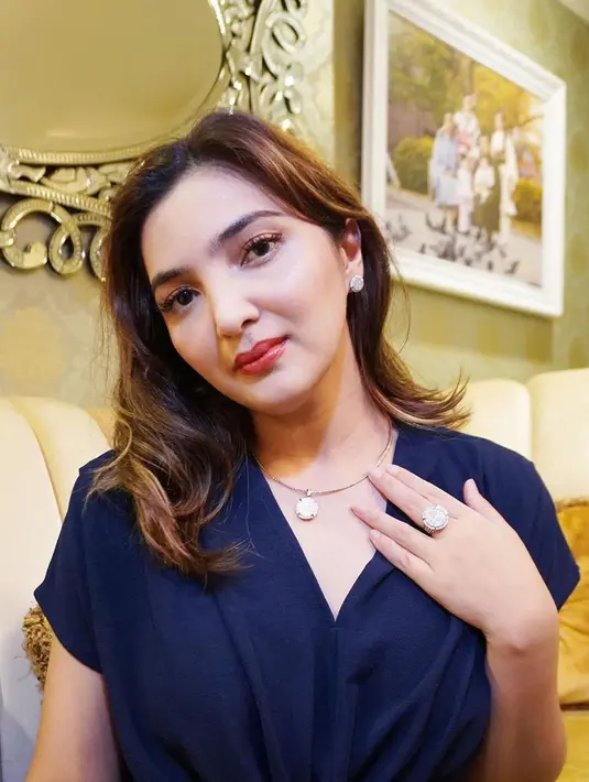 Namun di antara mereka yang mengidap meningitis ada yang masih bertahan hidup dalam kondisi sehat. Salah satunya adalah Ashanty. Ia didiagnosa positif mengidap meningitis sejak tahun 2013 silam. (Instagram/ashanty_ash)