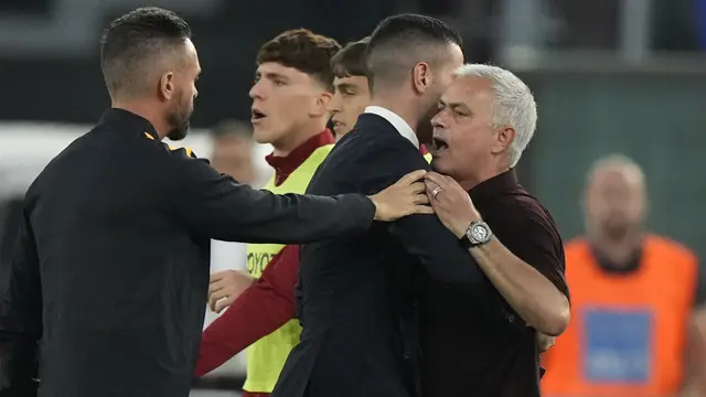 Foto: Momen Jose Mourinho Ngamuk dan Berujung Kartu Merah saat AS Roma Dipermalukan Atalanta di Liga Italia