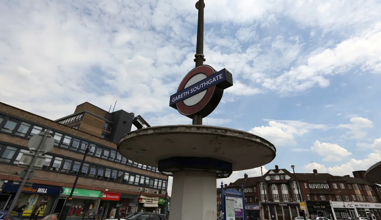 Sebuah papan nama di luar stasiun Tube Southgate yang diubah menjadi Gareth Southgate di London, Senin (16/7). Hal itu sebagai penghormatan untuk pelatih timnas Inggris yang mengantarkan The Three Lions masuk semifinal Piala Dunia 2018 (AP/Robert Stevens)