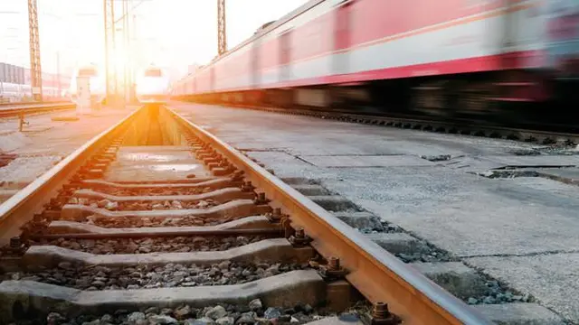 Aksi Nekat, Pria Ini Nyaris Tertabrak Kereta Api