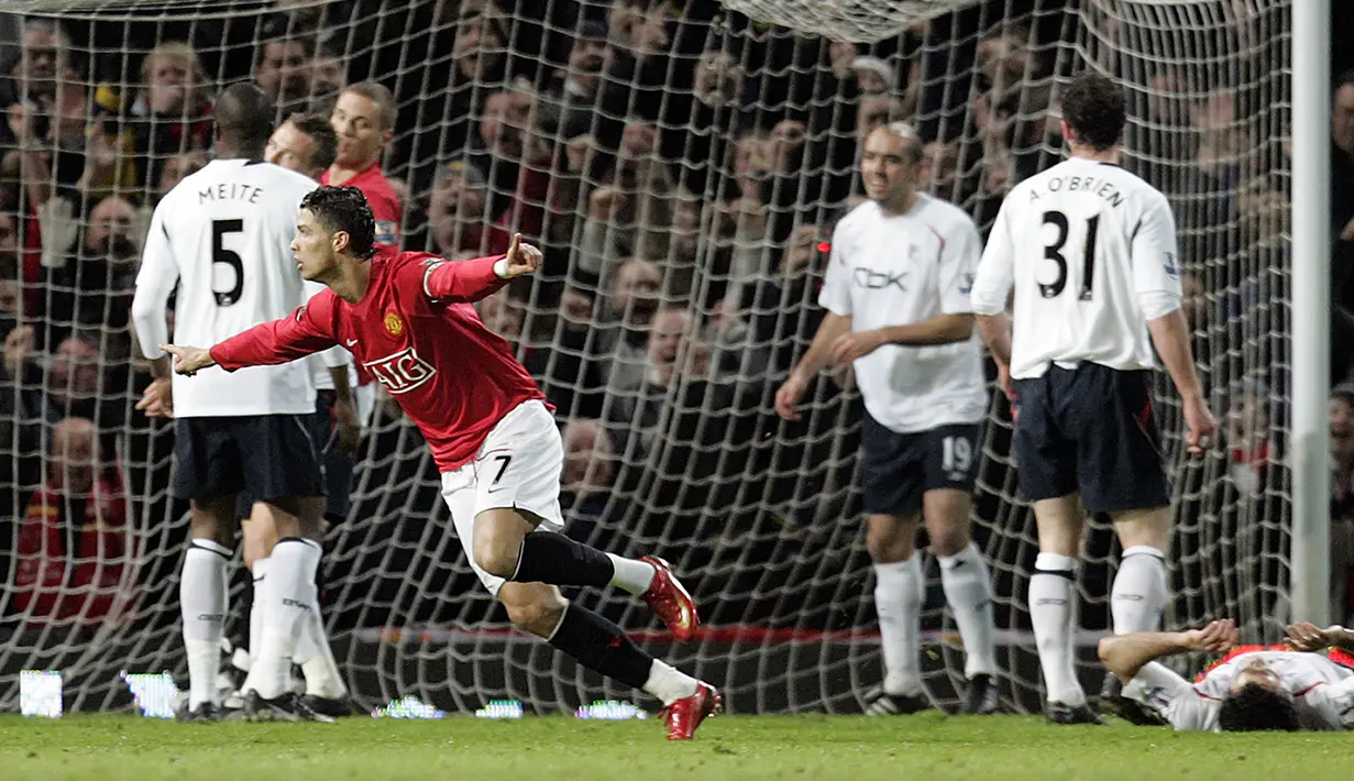 Bolton Wanderers. Enam gol juga telah dilesakkan Cristiano Ronaldo ke gawang Bolton Wanderers di Liga Inggris. Ia langsung membuat dua gol di awal pertemuan pada pekan ke-20 musim 2005/2006. Gol terakhirnya dicetak melalui eksekusi penalti pada pekan ke-6 musim 2008/2009. (Foto: AFP/Paul Ellis)