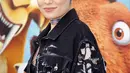 Penyanyi Jessie J berpose saat menghadiri pemutaran perdana film Ice Age: Collision Course di Fox Studios Lot, Los Angeles, AS, (16/7). Jessie J tampil macho dengan dengan jaket jeans dan rambutnya pendeknya. REUTERS / Danny Moloshok)