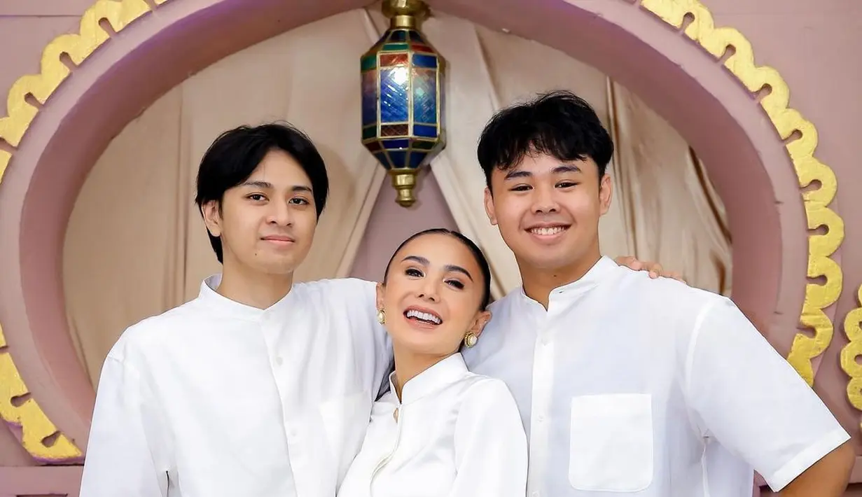Yuni Shara juga selalu memancarkan kebahagiaan Ketika ia bersama dengan kedua putranya. Di momen Lebaran, Yuni Shara bersama Cavin dan Cello tampil seragam mengenakan outfit berwarna putih. [Foto: Instagram/yunishara36]