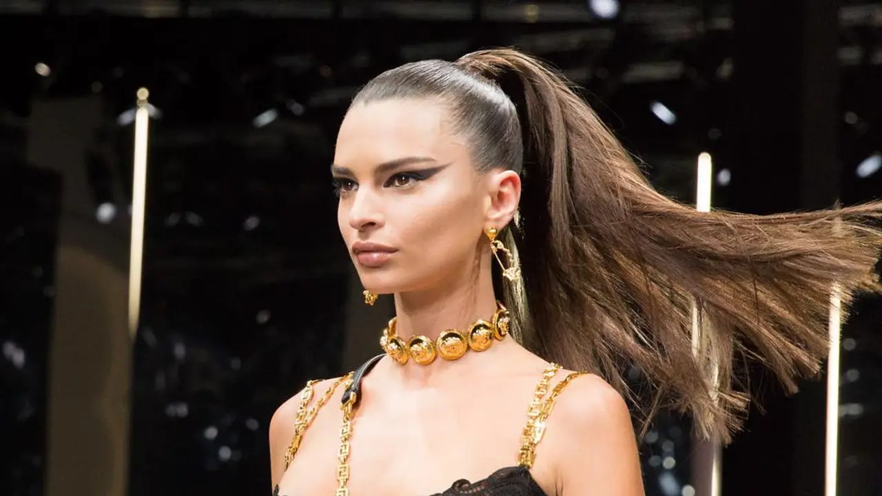 Deretan Model Perempuan Gebrak Pertunjukkan Versace di Milan Fashion Week for Menswear