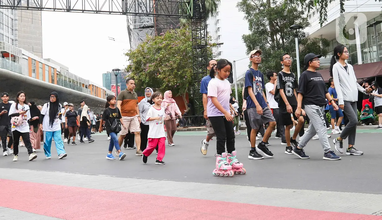 Masyarakat yang akan merayakan malam tahun baru di sepanjang Jalan Sudirman-Thamrin dihimbau agar menggunakan angkutan umum. (Liputan6.com/Herman Zakharia)