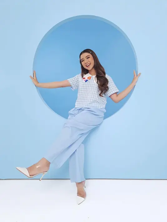 Adapun jika kamu ingin tampil sederhana namun tetap atraktif, maka tatanan rambut yang digerai dengan sematan jepit minimalis, bisa jadi inspirasi. (Instagram: @tiaraandini)