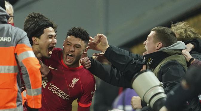 Penyerang Liverpool, Takumi Minamino (kiri) berselebrasi usai mencetak gol ke gawang Leicester City pada pertandingan perempat final Piala Liga Inggris di Stadion Anfield, Inggris, Kamis (22/12/2021). Liverpool menang adu penalti atas Leicester dengan skor 5-4. (AP Photo/Jon Super)