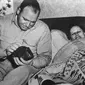 Potret Hodges yang berbaring di tempat tidur dan suaminya yang memegang meteorit yang telah menghantamnya pada 30 November 1954 di rumahnya di Alabama. (Dok. Spencer Neuharth via Facebook)