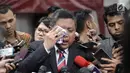 Sekjen PDIP Hasto Kristiyanto mengusap air matanya saat memberi keterangan pers di Teuku Umar, Jakarta, Sabtu (6/1). Abdullah Azwar Anas mengundurkan diri sebagai bakal calon wakil gubernur di Pilkada Jawa Timur 2018. (Liputan6.com/Arya Manggala)