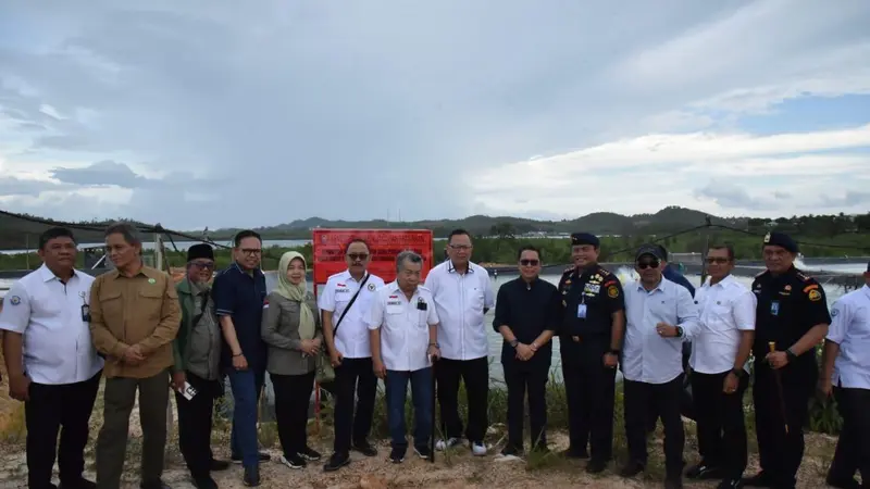 Komisi IV DPR RI bersama KLHK, Kementerian KKP melakukan tindakan penyegelan terhadap tambak udang di daerah Sembulang, Batam, Kepulauan Riau yang telah melakukan aktivitas usahanya secara ilegal.