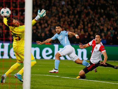 Pemain Manchester City, Sergio Aguero menendang bola melewati kiper Feyenoord untuk mencetal gol dalam laga perdana babak penyisihan Grup F Liga Champions di De Kuip, Rabu (13/9). Manchester City menaklukkan Feyenoord 4-0. (AP Photo/Peter Dejong)