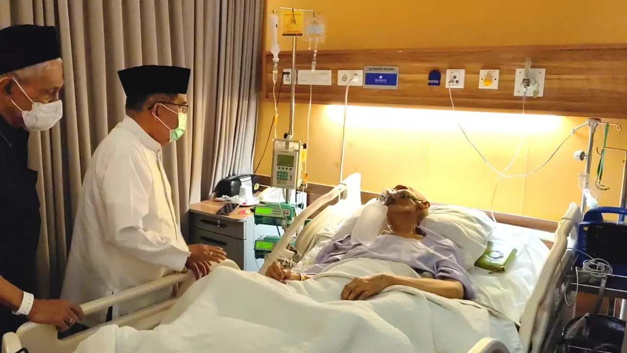 Wakil Presiden ke-10 dan 12 Jusuf Kalla (JK) saat menjenguk mantan Ketua Umum MUI Ali Yafie