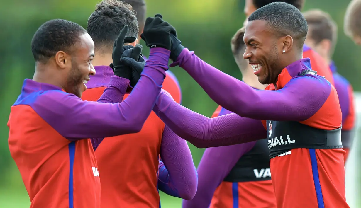 Raheem Sterling (kiri) dan Daniel Sturridge tertawa bersama saat sesi latihan di Tottenham Hotspur Training Ground, Enfield, (4/10/2017). Jika menang atas Slovenia, Inggris dipastikan lolos ke putaran final Piala Dunia 2018.  (AFP/Olly Greenwood)