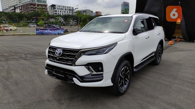 New Toyota Fortuner tampil gagah dengan sejumlah penyegaran. (Septian / Liputan6.com)