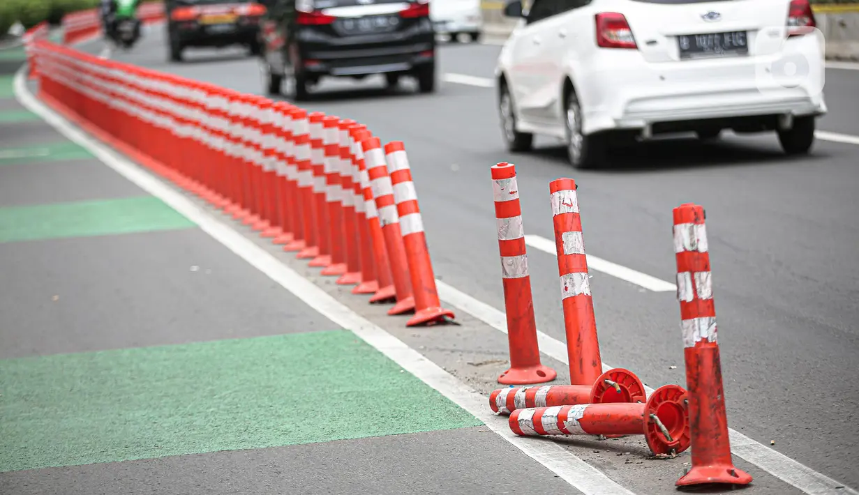 Sejumlah stick cone pembatas jalur sepeda rusak di kawasan Salemba Raya, Jakarta, Jumat (18/11/2022). Stick cone yang terpasang sejak September lalu tersebut terlihat sudah rusak dan tidak terpasang dengan benar, Pemerintah Provinsi DKI menghapus anggaran Rp 38 miliar untuk pembangunan sekitar 500 kilometer jalur sepeda dari rancangan anggaran pendapatan dan belanja daerah (RAPBD) DKI tahun 2023. (Liputan6.com/Faizal Fanani)