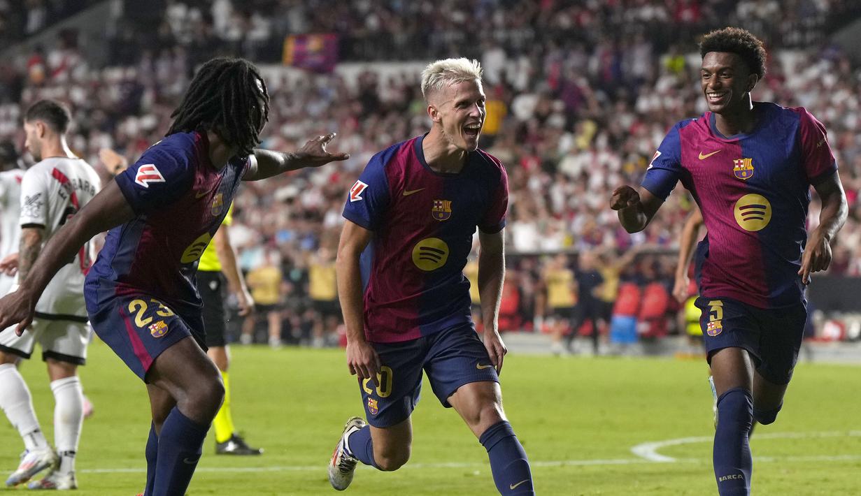 Pemain Barcelona, Dani Olmo (tengah) merayakan gol kemenangan timnya ke gawang Rayo Vallecano pada laga lanjutan Liga Spanyol 2024/2025 di Estadio de Vallecas, Madrid, Spanyol, Rabu (28/08/2024) WIB. (AP Photo/Manu Fernandez)