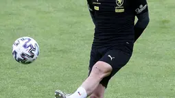 Pemain Republik Ceko Vladimir Coufal mengontrol bola saat sesi latihan di base camp mereka di Praha, Republik Ceko, Kamis (1/7/2021). Republik Ceko akan melawan Denmark pada perempat final Euro 2020. (Michal Cizek/AFP)
