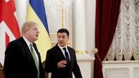 Perdana Menteri Inggris Boris Johnson (kiri) berjalan dengan Presiden Ukraina Volodymyr Zelenskyy, sebelum pembicaraan mereka di tengah meningkatnya ketegangan antara Ukraina dan Rusia, di istana presiden, di Kyiv, Ukraina, Selasa (1/2/2022).  (Peter Nicholls/Pool Photo via AP)