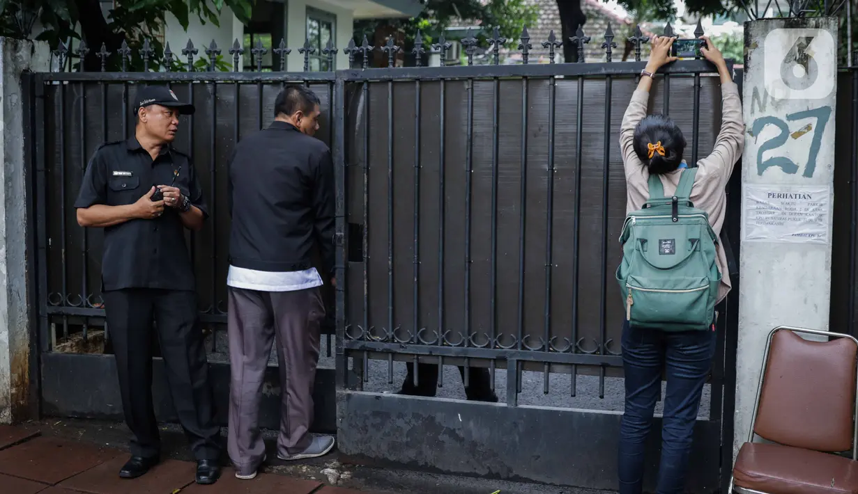 Seorang pria masuk ke gedung sementara tempat para komisioner KPU bekerja, tepat di sebelah Kantor KPU Pusat, Jakarta, Kamis (9/1/2020). Sebelumnya, Komisioner KPU Wahyu Setiawan diamankan penyidik KPK dalam operasi tangkap tangan (OTT) pada Rabu 8 Januari 2020. (Liputan6.com/Faizal Fanani)