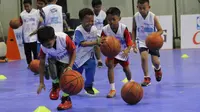Aksi para peserta program Jr. NBA Indonesia yang berlangsung di Cilandak Sports Center, Jakarta Selatan, Minggu (20/3/2016). Mereka mendapatkan beberapa pelatihan dasar, seperti cara dribel, mengumpan, menembak dan lay-up.  (Bola.com/Nurfahmi Budi)