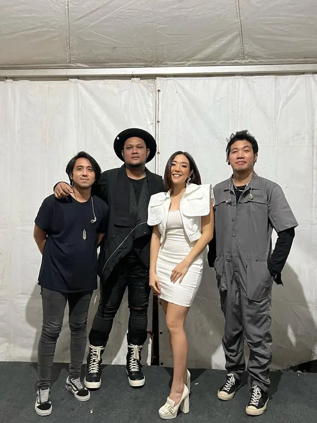 6 Potret Gisel Manggung Bareng Last Child, Nostalgia Duet 'Seluruh Nafas Ini'