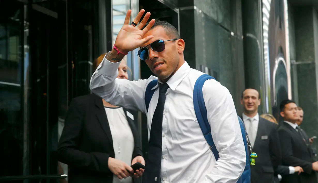 Penyerang Juventus, Carlos Tevez mengunakan kacamata hitam menyapa pengemarnya saat tiba di hotel, Berlin, Jerman (5/62015). Juventus akan menghadapi Barcelona di final Liga Champions di Olympiastadion Berlin. (REUTERS/Michael Dalder)