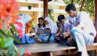 Ilustrasi belajar, siswa, murid, pelajar, sekolah, SMA. (Photo by Ed Us on Unsplash)