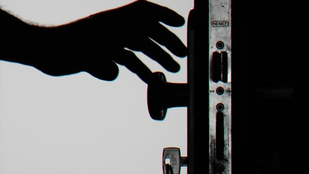 Ilustrasi Tangan Seseorang yang Ingin Menutup Pintu