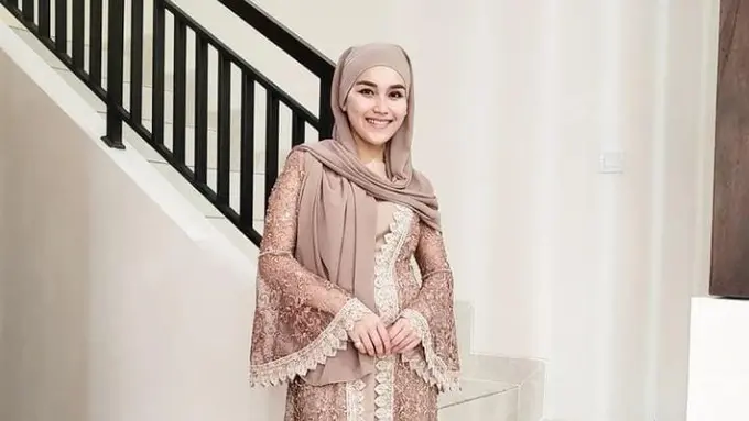 Hijab Ayu Ting Ting di acara syukuran sang adik jadi sorotan