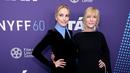 Cate Blanchett (kanan) bersama Cate Blanchett berpose saat menghadiri pemutaran perdana film "Tár" selama Festival Film New York ke-60 di Alice Tully Hall di New York pada Senin, 3 Oktober 2022. (Dimitrios Kambouris/Getty Images for FLC/AFP)