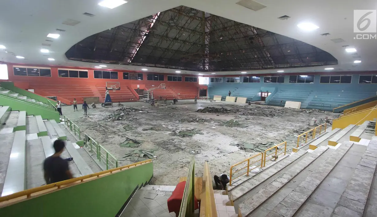 Suasana renovasi GOR Soemantri Brodjonegoro di Jakarta, Selasa (14/11). Pemerintah Provinsi DKI Jakarta merenovasi 10 GOR untuk mendukung pelaksanaan Asian Games 2018. Proyek renovasi ini ditargetkan selesai pada Mei 2018. (Liputan6.com/Immanuel Antonius)