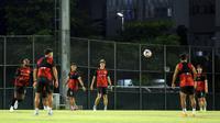 Mauro Zijlstra bersama para pemain Persija berlatih menjelang laga lanjutan BRI Super League 2025/2026 melawan PSM Makassar di lapangan latih Jakarta International Stadium, Jakarta, Kamis (19/02/2026). (Bola.com/Bagaskara Lazuardi)