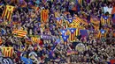 Para supporter Barcelona merayakan kemenangan atas Alaves pada laga final Copa Del Rey di Stadion Vicente Calderon, Madrid, Sabtu (27/5/2017). Barcelona menang 3-1 atas Alaves. (EPA/Juanjo Martin)