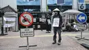 Aktivis Gerakan Rakyat untuk Kedaulatan Agraria saat aksi mogok makan di depan Kantor Kementerian ATR/BPN, Jakarta, Senin (20/2/2023). Untuk menunjukkan aksi mogok makannya, mereka menggunakan masker dengan tanda silang hitam. (merdeka.com/Iqbal S Nugroho)