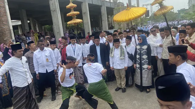Atraksi Silat Santri Sambut Cak Imin Hadiri Haul Silatnas Alumni Ponpes di Pasuruan