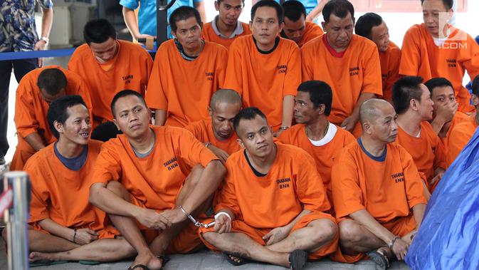Tersangka kasus narkotika yang terjerat oleh Badan Narkotika Nasional (BNN) ditunjukkan di Gedung BNN, Jakarta, Jumat (7/9). (Liputan6.com/Immanuel Antonius)