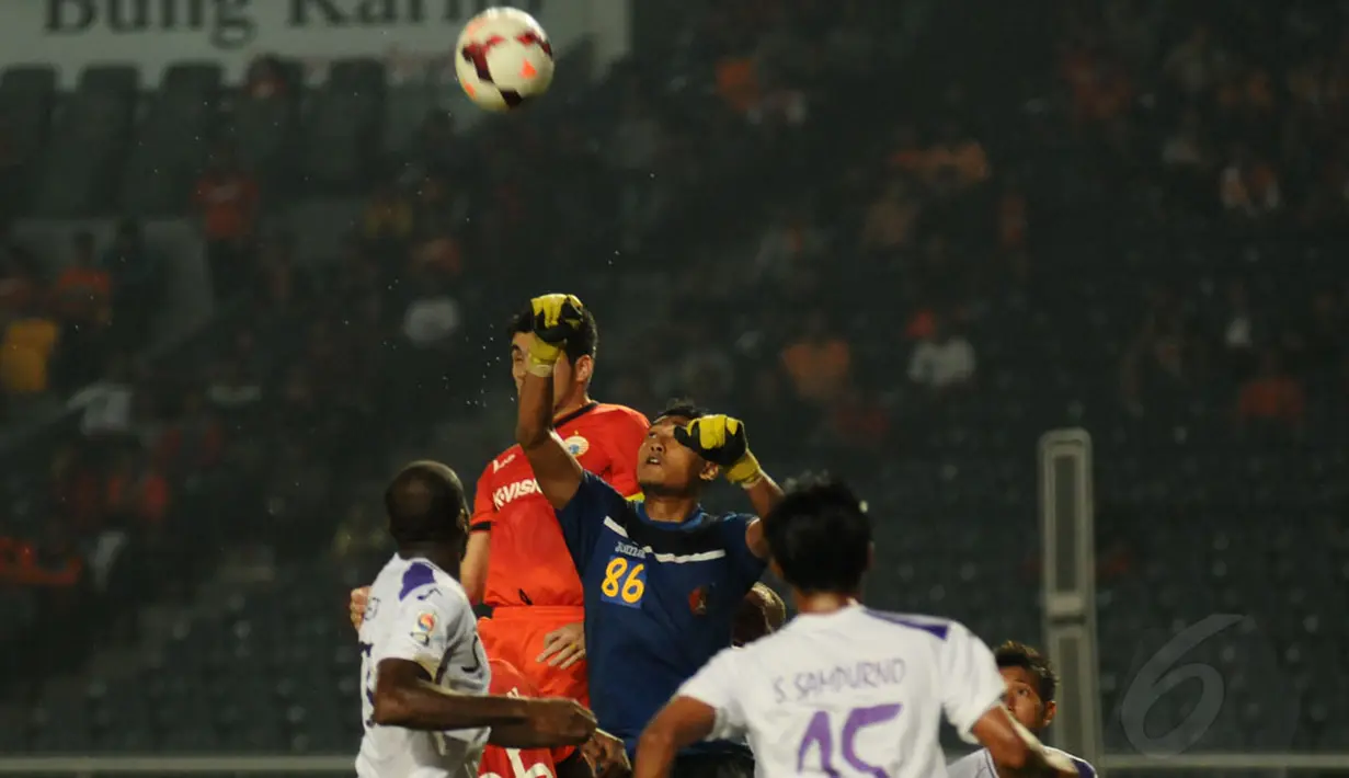 Penjaga gawang Persik Kediri, M Sandy Firmansyah (86) berhasil menjauhkan bola dari jangkauan Fabiano Beltrame (Persija) saat berlaga di stadion GBK Jakarta, (30/5/2014). (Liputan6.com/Helmi Fithriansyah) 