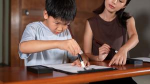 7 Cara Membuat Anak Mau Membantu Pekerjaan Rumah dengan Senang Hati