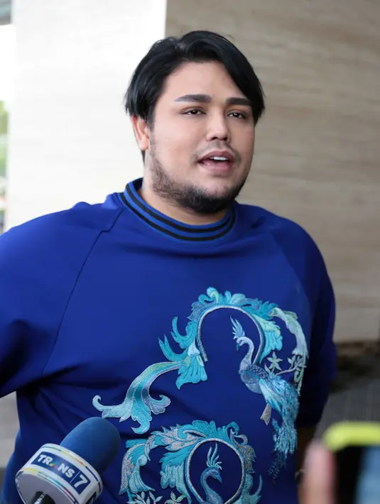 Dalam foto tersebut, warganet ada yang menanyakan kapan mengajak makan bersama dengan Ayu Ting Ting. Pertanyaan itu dijawab oleh ayahnya Igun yang mengabarkan Maret ada tunangan. (Deki Prayoga/Bintang.com)