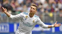 Selebrasi bintang Real Madrid Cristiano Ronaldo usai merobek gawang Eibar pada lanjutan La Liga di Ipurua, Sabtu (10/3/2018). (AFP/Ander Gillenea)