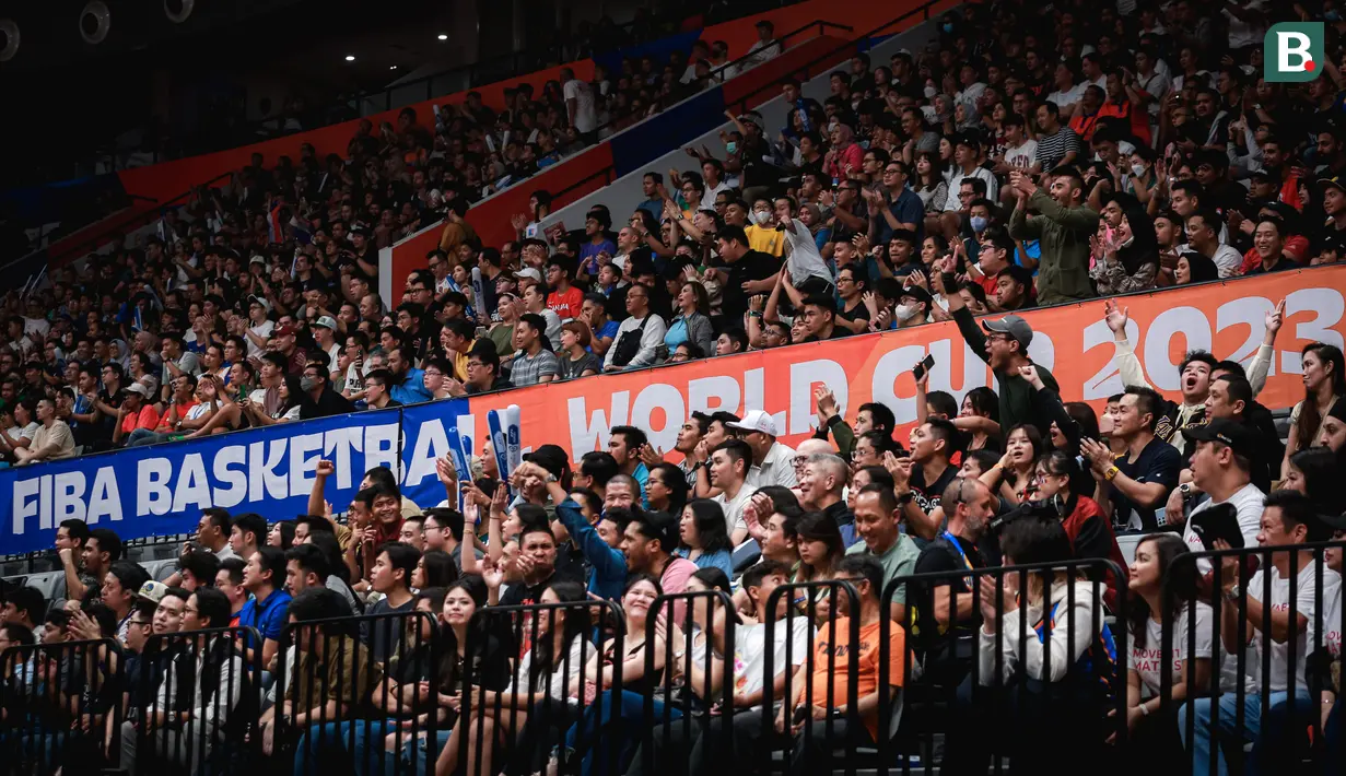 <p>Para penonton memberikan dukungan kepada tim favoritnya saat laga Grup H Piala Dunia FIBA 2023 antara Kanada melawan Prancis di Indonesia Arena, Senayan, Jakarta, Jumat (25/08/2023). Kanada menang dengan skor 95-65. (Bola.com/Bagaskara Lazuardi)</p>