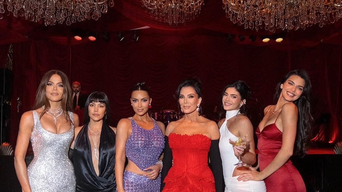 Adu Gaya Glamor Kardashian dan Jenner Sisters di Pesta Ultah ke-70 Sang Mama, Kris Jenner yang Super Mewah