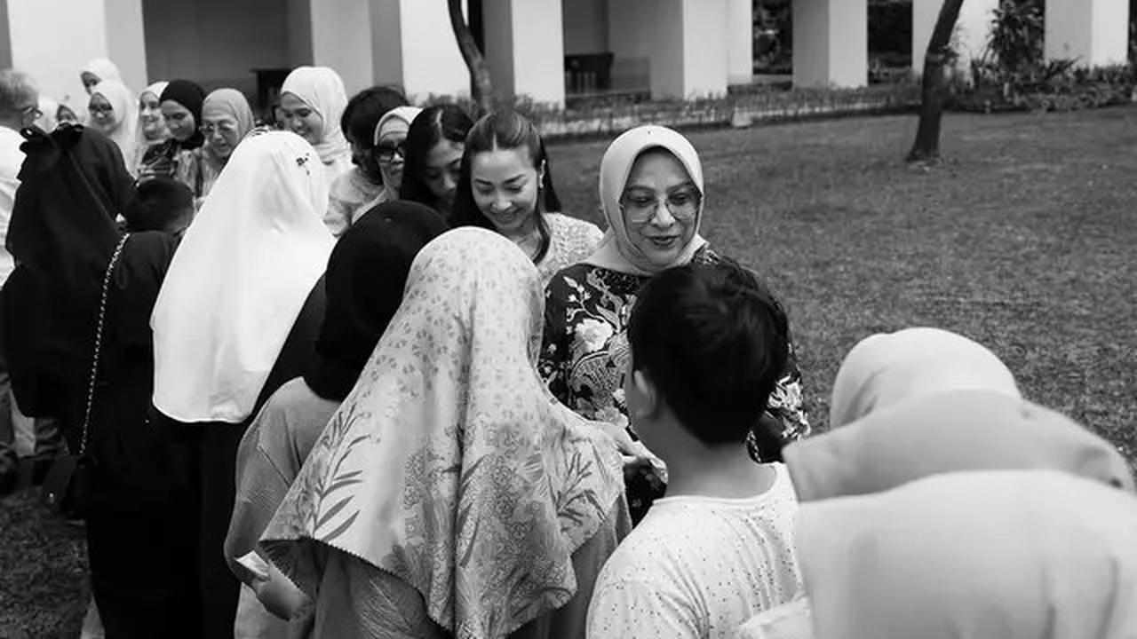 6 Potret Keluarga Nikita Willy Bagi-Bagi THR Lebaran, Sudah Jadi Tradisi Setiap Tahun